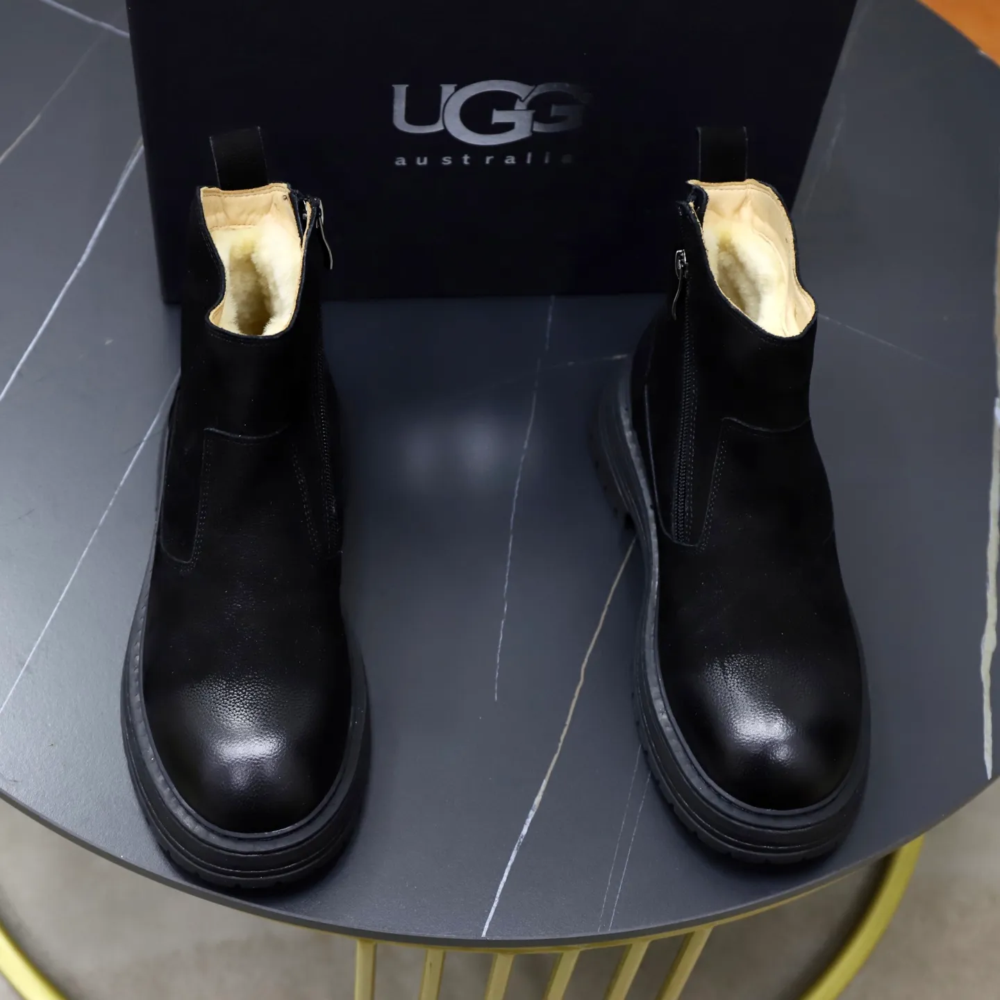 Ex-factory price: 680💰Thick wool imported from Australia Brand: UGG genuine purchasing agent Size: 38-44 (customized in 45) Grade: Official website 1:1 Material: First-layer genuine leather waterproof and antifreeze upper Real wool lining Original non-slip Soft wear-resistant outsole Style category: Men's casual shoes Trendy style Comfortable on the feet Color: Official website color synchronization
